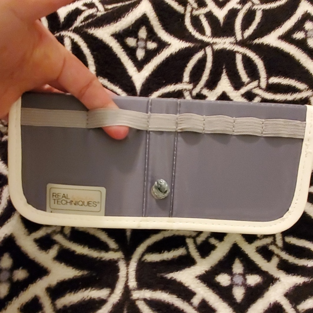 REAL TECHNIQUES Foldable Brush Case